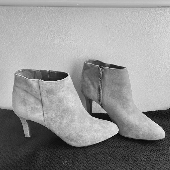 Alex Marie Size 7.5 Grey Suede Leather Ankle Bootie Heel - Picture 1 of 8